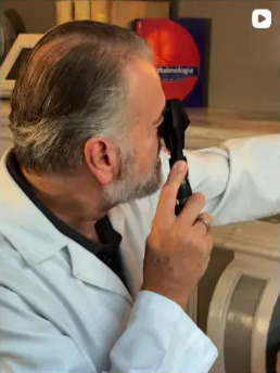 Dr. Tharnier Zaguini realizando exame oftalmológico