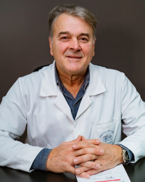 Dr. Tharnier Zaguini de jaleco Medicina dos Olhos no consultório